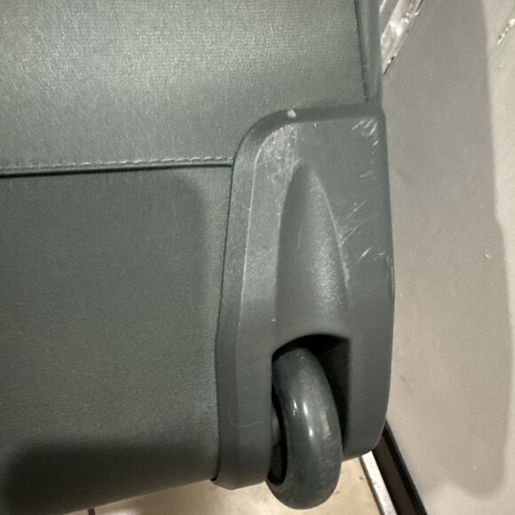 Lipault Paris Foldable Plume Wheeled Duffle Army Green Telescopic Handle & Case - Picture 7 of 16